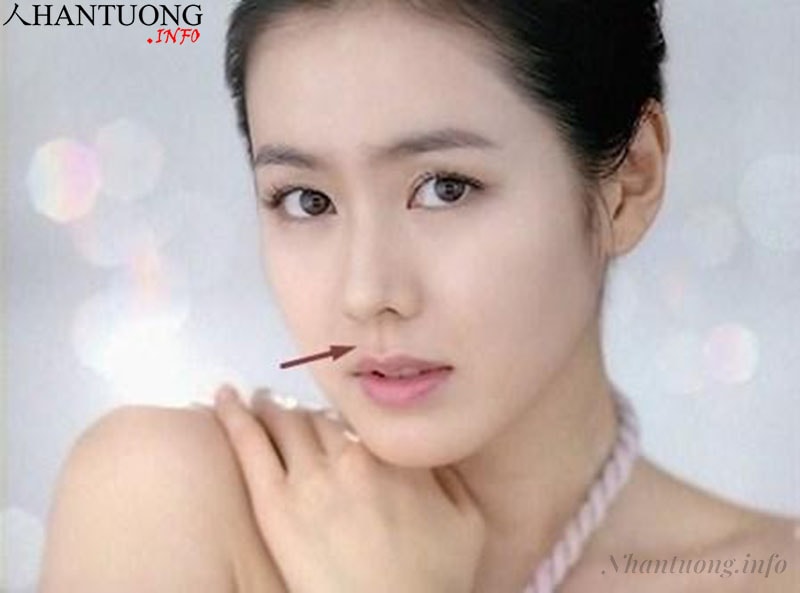 Phụ nữ có nhân trung sâu dài Phụ nữ có nhân trung sâu dài