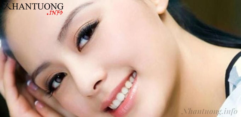 Phụ nữ có môi đỏ, răng trắng Phụ nữ có môi đỏ, răng trắng