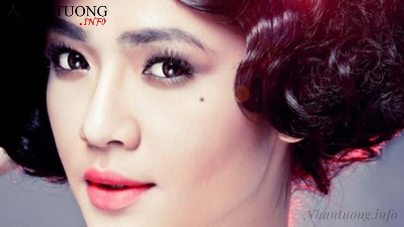 Phụ nữ có nốt ruồi dưới mắt trái Phụ nữ có nốt ruồi dưới mắt trái