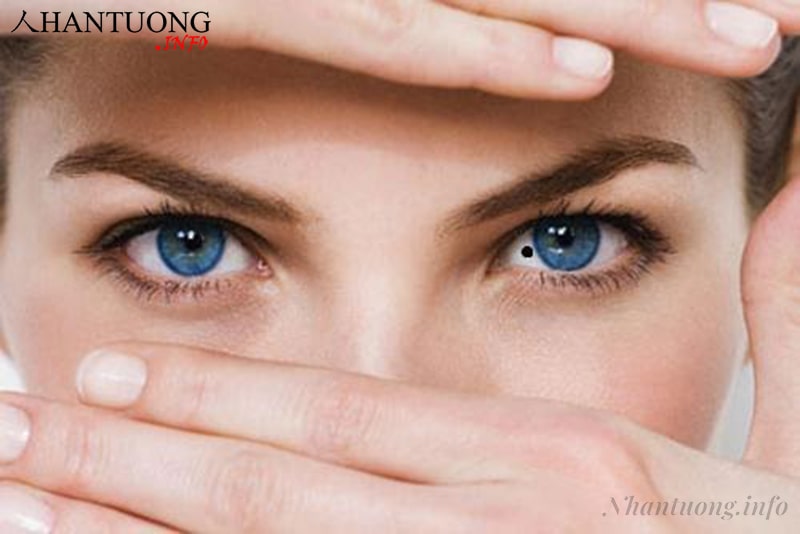 Phụ nữ có nốt ruồi trong mắt trái Phụ nữ có nốt ruồi trong mắt trái
