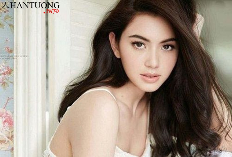 Nữ giới lông mày lưỡi mác Nữ giới lông mày lưỡi mác