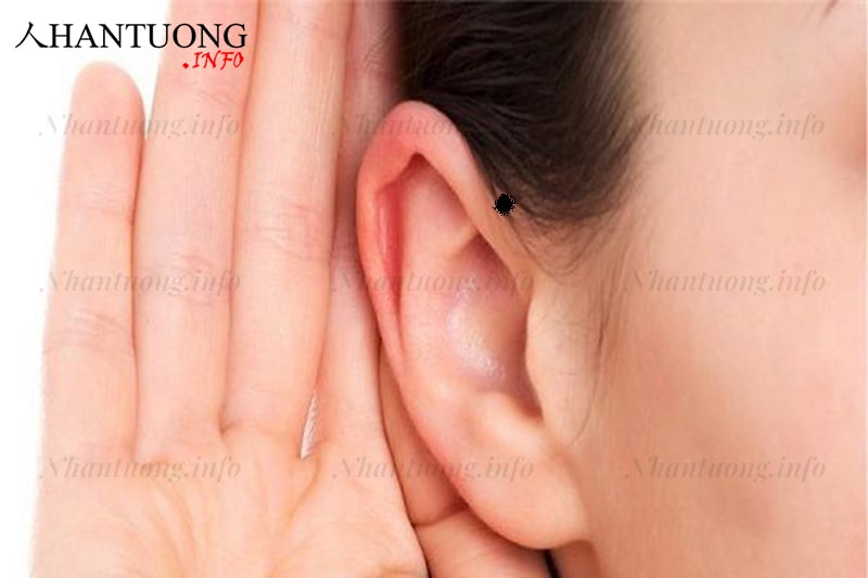 Nốt ruồi nằm cạnh tai nữ giới Nốt ruồi nằm cạnh tai nữ giới