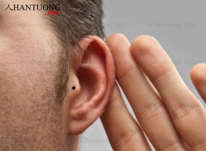 Nốt ruồi nằm ở mấu tai nam giới Nốt ruồi nằm ở mấu tai nam giới